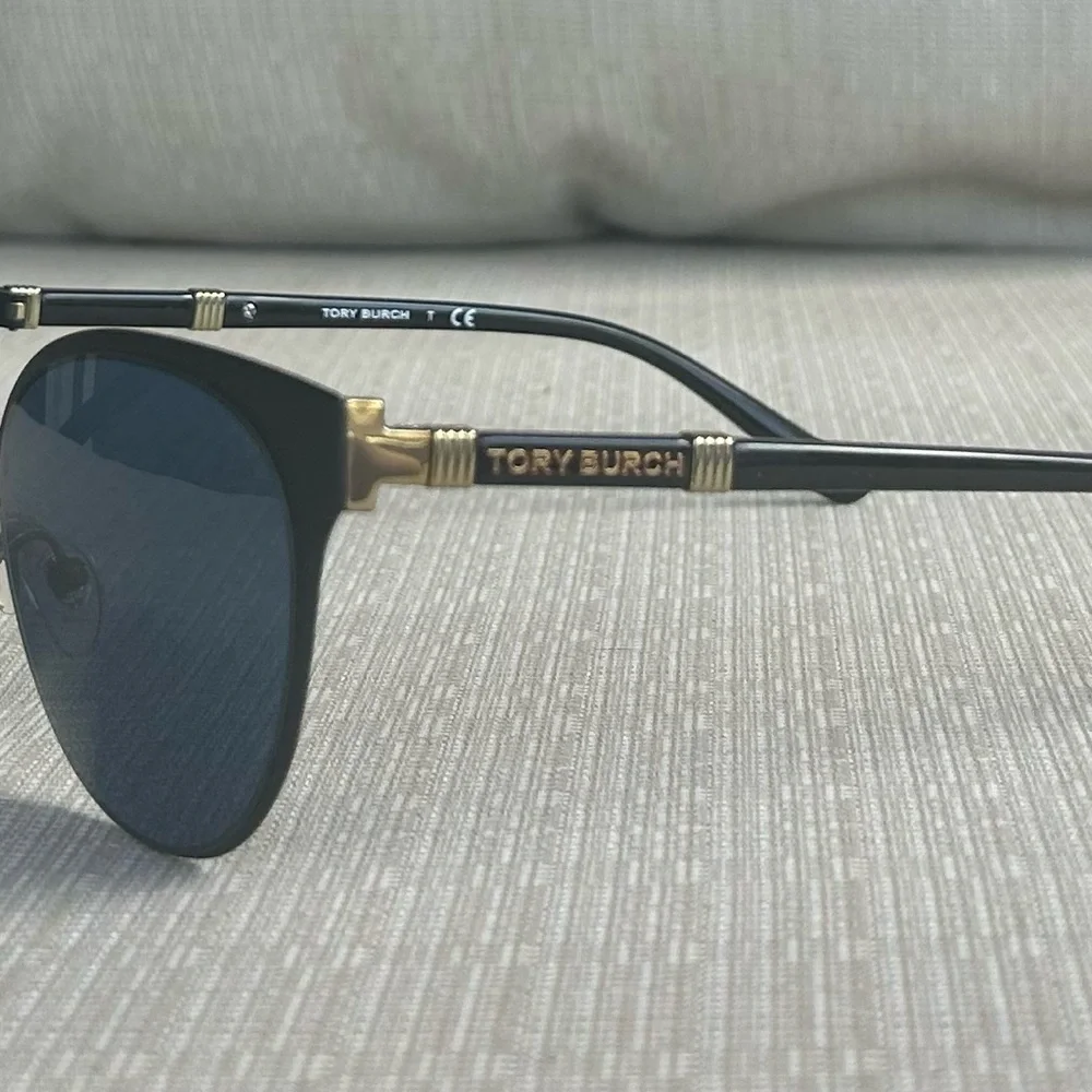 NWOT Tory Burch Black Metal Cat Eye Sunglasses